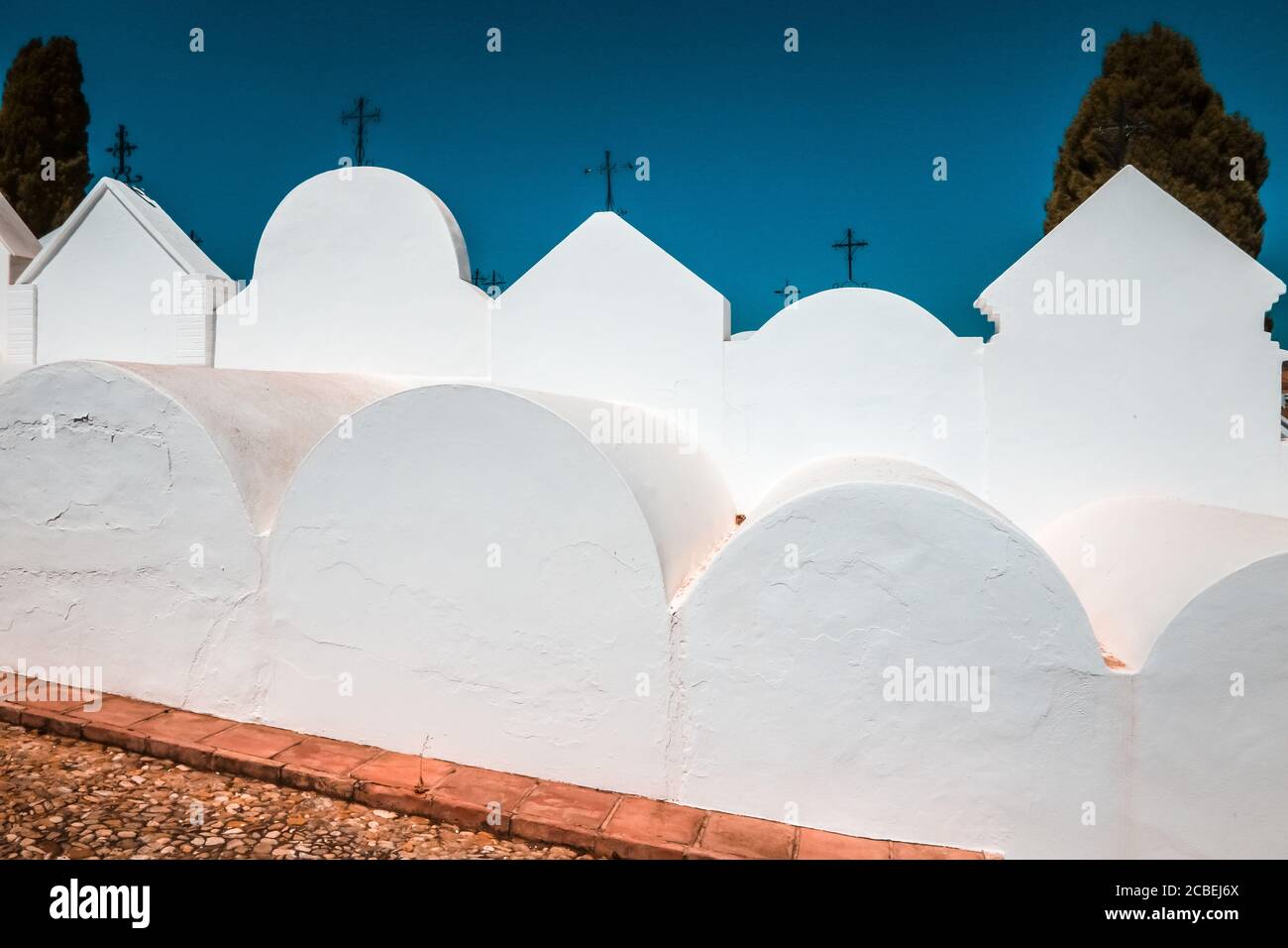 Malaga, Spagna. 13 agosto 2020: 13 agosto 2020 (Casabermeja, Malaga ) il cimitero di Casabermeja è uno dei più famosi e peculiari di tutta l'Andalusia, costruito nel XVIII secolo, ha dal 1980 con la dichiarazione del Monumento Nazionale e dal 2006 con il titolo di proprietà di interesse Culturale. Molto curioso per le sue strade strette e ben tenuto facades.The nicchie hanno una grande varietà di forme e dimensioni. Credit: ZUMA Press, Inc./Alamy Live News Foto Stock