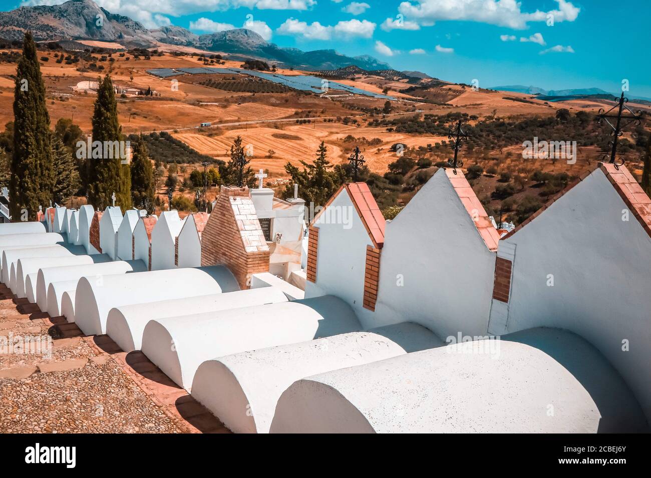 Malaga, Spagna. 13 agosto 2020: 13 agosto 2020 (Casabermeja, Malaga ) il cimitero di Casabermeja è uno dei più famosi e peculiari di tutta l'Andalusia, costruito nel XVIII secolo, ha dal 1980 con la dichiarazione del Monumento Nazionale e dal 2006 con il titolo di proprietà di interesse Culturale. Molto curioso per le sue strade strette e ben tenuto facades.The nicchie hanno una grande varietà di forme e dimensioni. Credit: ZUMA Press, Inc./Alamy Live News Foto Stock