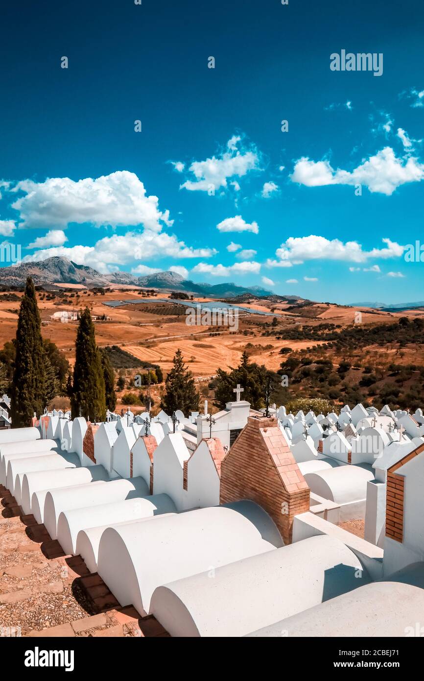 Malaga, Spagna. 13 agosto 2020: 13 agosto 2020 (Casabermeja, Malaga ) il cimitero di Casabermeja è uno dei più famosi e peculiari di tutta l'Andalusia, costruito nel XVIII secolo, ha dal 1980 con la dichiarazione del Monumento Nazionale e dal 2006 con il titolo di proprietà di interesse Culturale. Molto curioso per le sue strade strette e ben tenuto facades.The nicchie hanno una grande varietà di forme e dimensioni. Credit: ZUMA Press, Inc./Alamy Live News Foto Stock