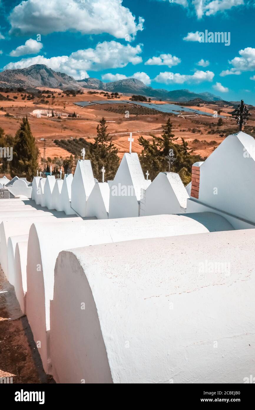 Malaga, Spagna. 13 agosto 2020: 13 agosto 2020 (Casabermeja, Malaga ) il cimitero di Casabermeja è uno dei più famosi e peculiari di tutta l'Andalusia, costruito nel XVIII secolo, ha dal 1980 con la dichiarazione del Monumento Nazionale e dal 2006 con il titolo di proprietà di interesse Culturale. Molto curioso per le sue strade strette e ben tenuto facades.The nicchie hanno una grande varietà di forme e dimensioni. Credit: ZUMA Press, Inc./Alamy Live News Foto Stock