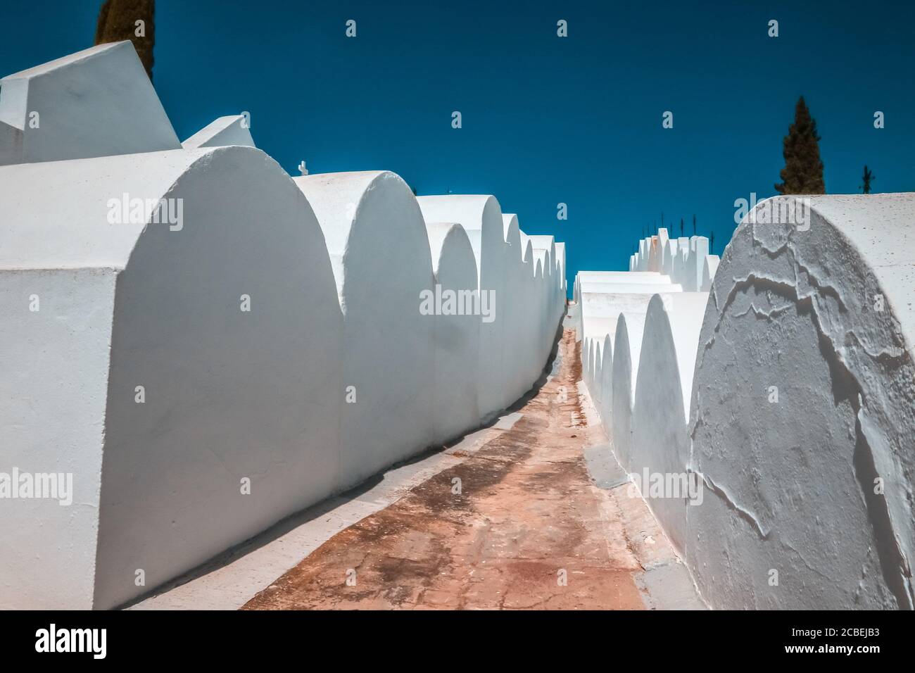 Malaga, Spagna. 13 agosto 2020: 13 agosto 2020 (Casabermeja, Malaga ) il cimitero di Casabermeja è uno dei più famosi e peculiari di tutta l'Andalusia, costruito nel XVIII secolo, ha dal 1980 con la dichiarazione del Monumento Nazionale e dal 2006 con il titolo di proprietà di interesse Culturale. Molto curioso per le sue strade strette e ben tenuto facades.The nicchie hanno una grande varietà di forme e dimensioni. Credit: ZUMA Press, Inc./Alamy Live News Foto Stock