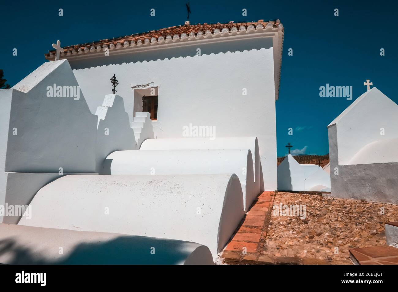 Malaga, Spagna. 13 agosto 2020: 13 agosto 2020 (Casabermeja, Malaga ) il cimitero di Casabermeja è uno dei più famosi e peculiari di tutta l'Andalusia, costruito nel XVIII secolo, ha dal 1980 con la dichiarazione del Monumento Nazionale e dal 2006 con il titolo di proprietà di interesse Culturale. Molto curioso per le sue strade strette e ben tenuto facades.The nicchie hanno una grande varietà di forme e dimensioni. Credit: ZUMA Press, Inc./Alamy Live News Foto Stock