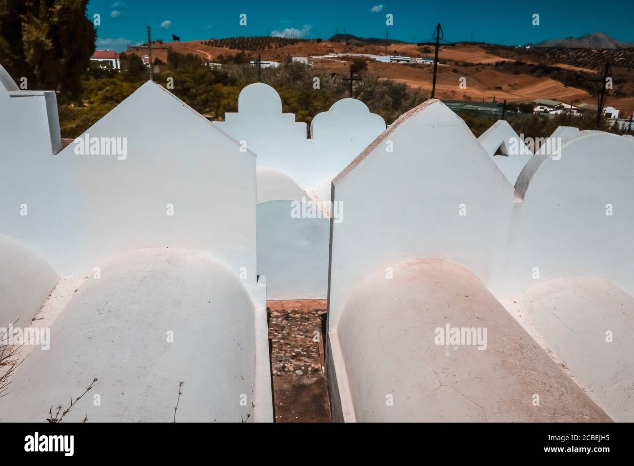Malaga, Spagna. 13 agosto 2020: 13 agosto 2020 (Casabermeja, Malaga ) il cimitero di Casabermeja è uno dei più famosi e peculiari di tutta l'Andalusia, costruito nel XVIII secolo, ha dal 1980 con la dichiarazione del Monumento Nazionale e dal 2006 con il titolo di proprietà di interesse Culturale. Molto curioso per le sue strade strette e ben tenuto facades.The nicchie hanno una grande varietà di forme e dimensioni. Credit: ZUMA Press, Inc./Alamy Live News Foto Stock