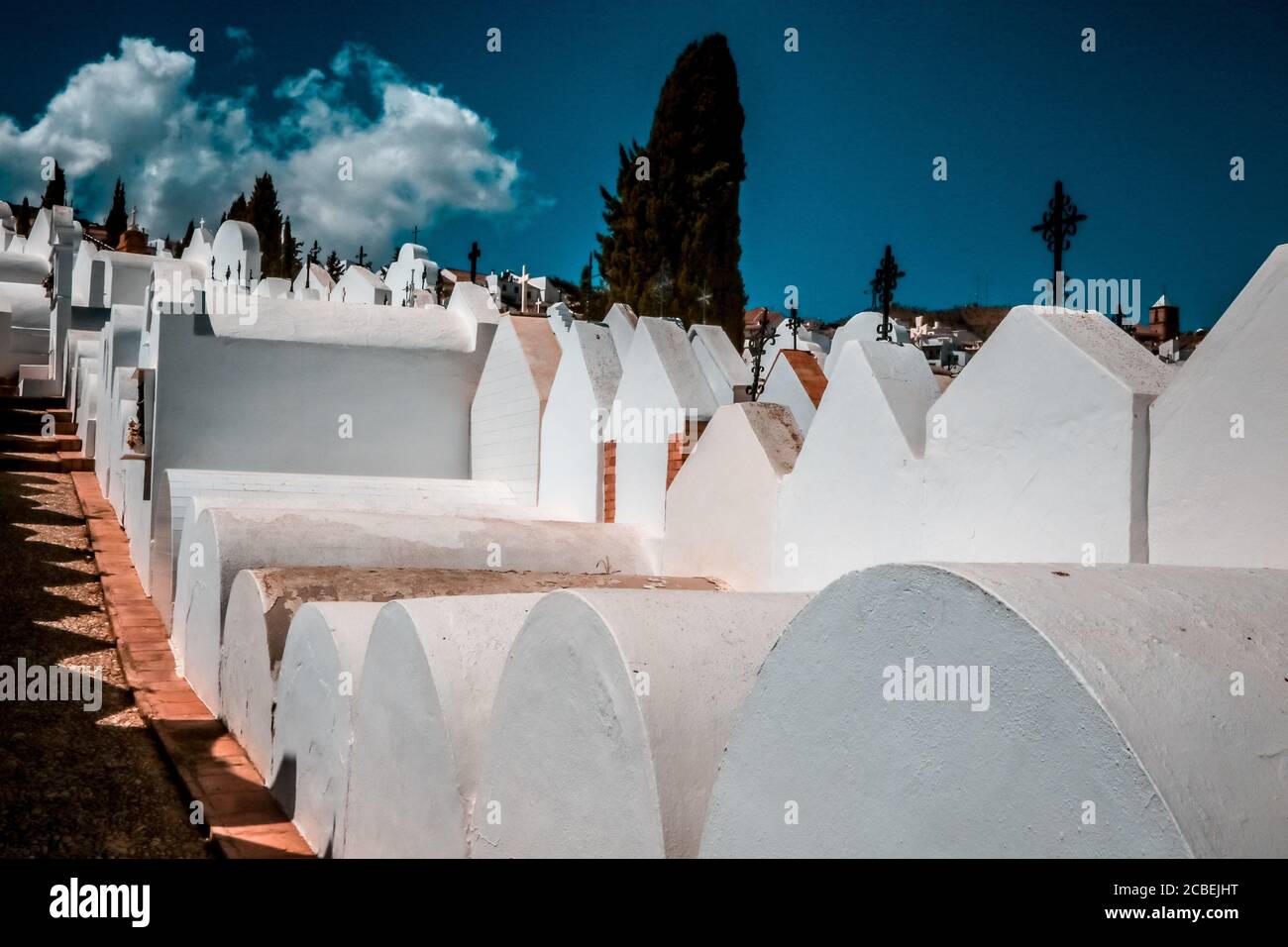 Malaga, Spagna. 13 agosto 2020: 13 agosto 2020 (Casabermeja, Malaga ) il cimitero di Casabermeja è uno dei più famosi e peculiari di tutta l'Andalusia, costruito nel XVIII secolo, ha dal 1980 con la dichiarazione del Monumento Nazionale e dal 2006 con il titolo di proprietà di interesse Culturale. Molto curioso per le sue strade strette e ben tenuto facades.The nicchie hanno una grande varietà di forme e dimensioni. Credit: ZUMA Press, Inc./Alamy Live News Foto Stock