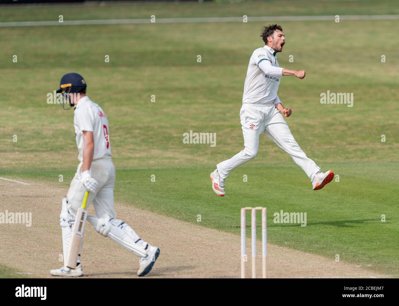 Ed Barnard di Worcestershire salta per gioia dopo aver ottenuto il wicket Di Nick Selman in un Bob Willis Trophy Match between Worcestershire e Glamorgan Foto Stock