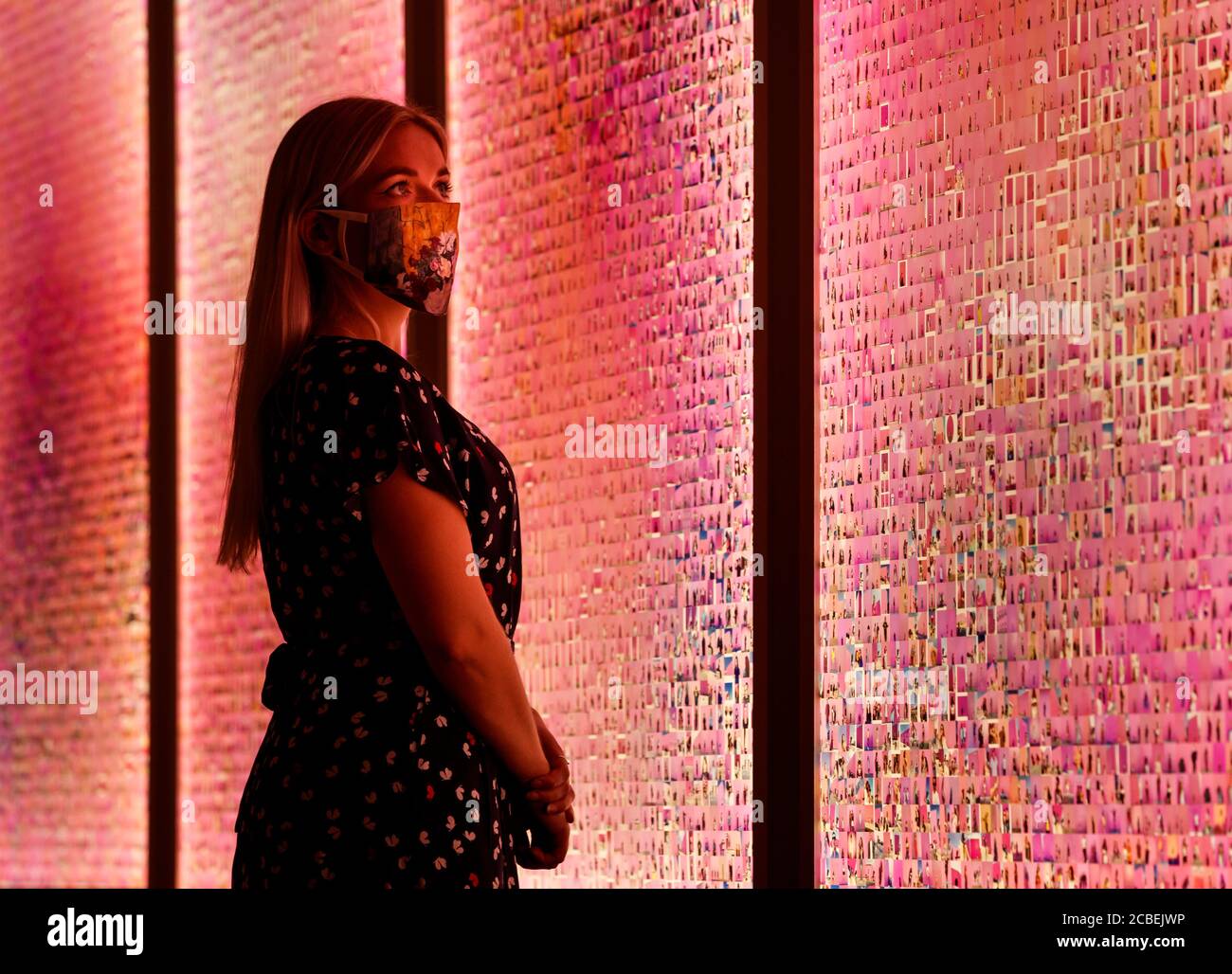 Un visitatore vede un'opera dal titolo 'Murmurations n° 23: 10,000 selfie (con una parete rosa a Los Angeles)' dell'artista Stephanie Potter Corwin, che fa parte della mostra del Premio d'Arte Estetica in mostra alla York Art Gallery nello Yorkshire. Foto Stock