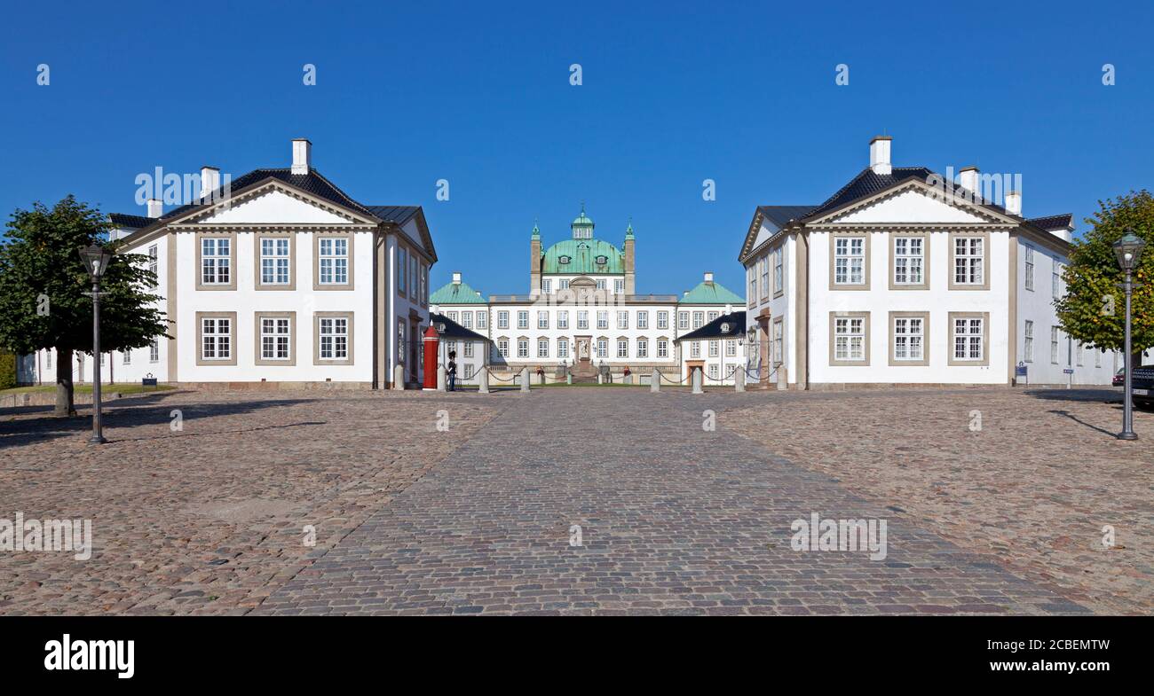 Il Palazzo reale di Fredensborg, slot di Fredensborg, a Fredensborg, vicino a Copenhagen, Danimarca. Le voci di pelle di orso dalle guardie reali di vita. Foto Stock