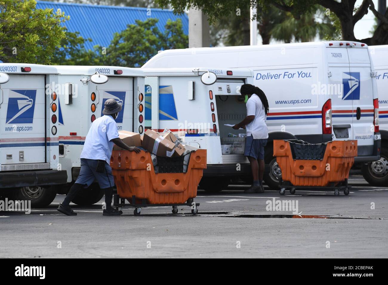 Pompano Beach, Florida, Stati Uniti. 12 agosto 2020. Una visione generale dei camion di consegna delle poste statunitensi come Democratici del Congresso ha chiesto un'indagine sul generale del Postmaster Louis DeJoy e sulle misure di riduzione dei costi che hanno rallentato la consegna della posta e la posta intrappolata nei voti nelle recenti elezioni primarie, come la Florida ha riferito più di 8,109 nuovi casi COVID-19 mercoledì, Portando il totale dello stato a più di 550,901 casi di COVID-19 il 12 agosto 2020 a Pompano Beach, Florida. Credit: Mpi04/Media Punch/Alamy Live News Foto Stock