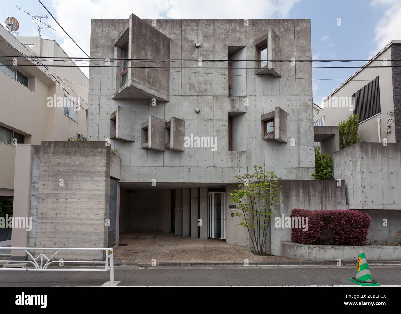 Una casa insolita in una zona tranquilla di Shibuya, Tokyo, Giappone. Foto Stock