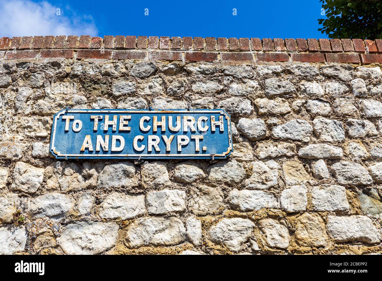 Un segno sul sentiero per la Chiesa e la Cripta di San Leonardo, Hythe, Kent, Inghilterra Foto Stock