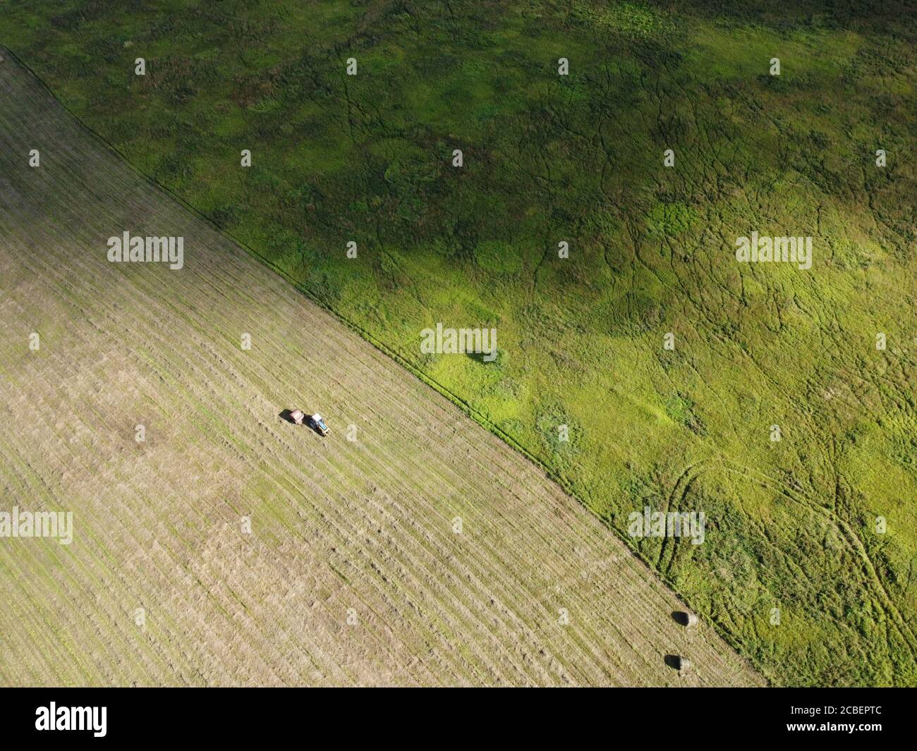 rotoli di fieno sul campo foto aerea Foto Stock