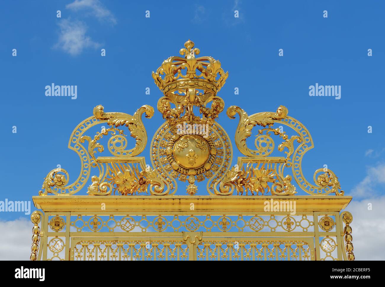 Porta d'oro del Castello di Versailles con cielo blu - Versailles, Francia Foto Stock