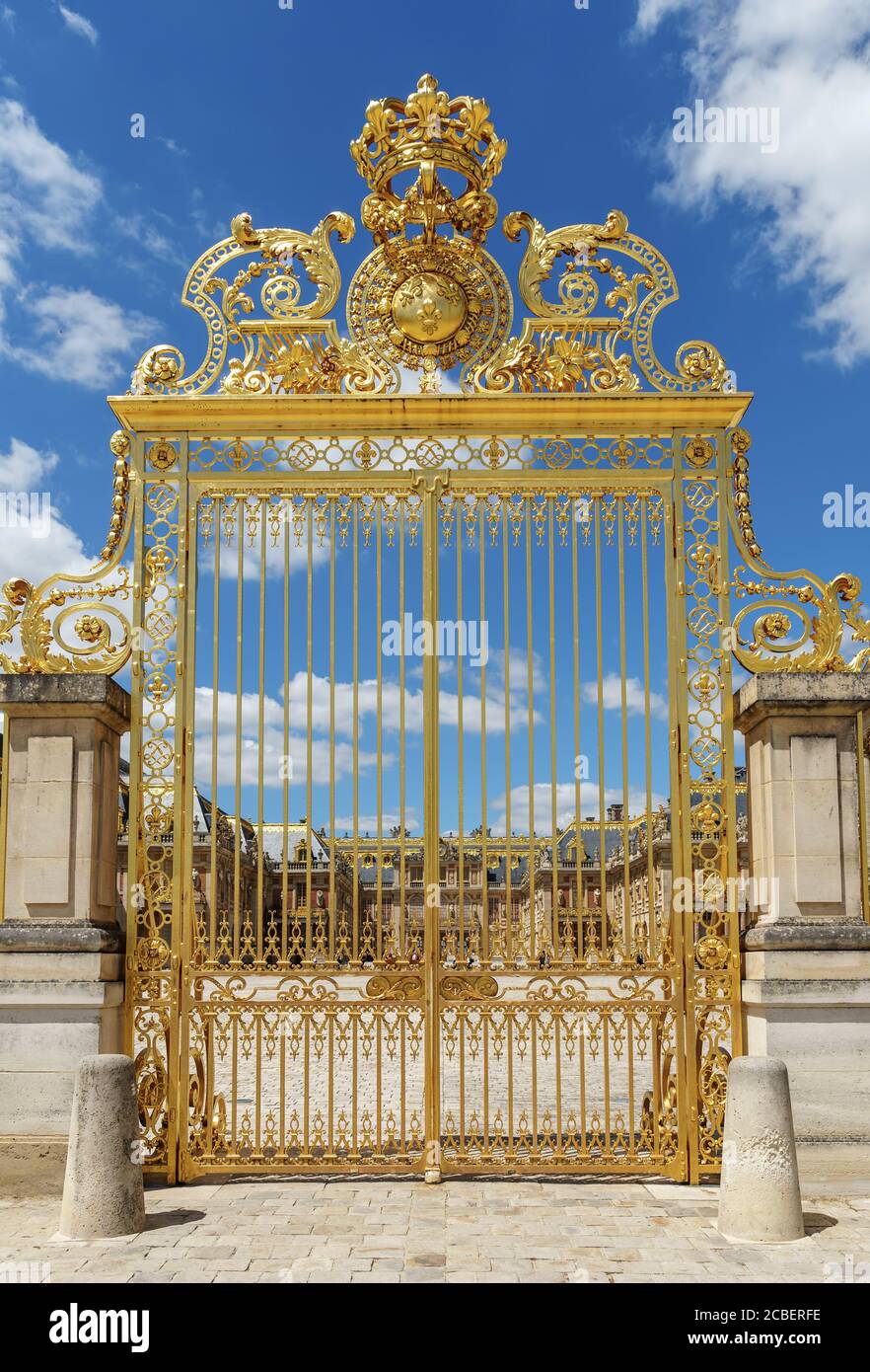 Porta d'oro del Castello di Versailles con cielo blu - Versailles, Francia Foto Stock