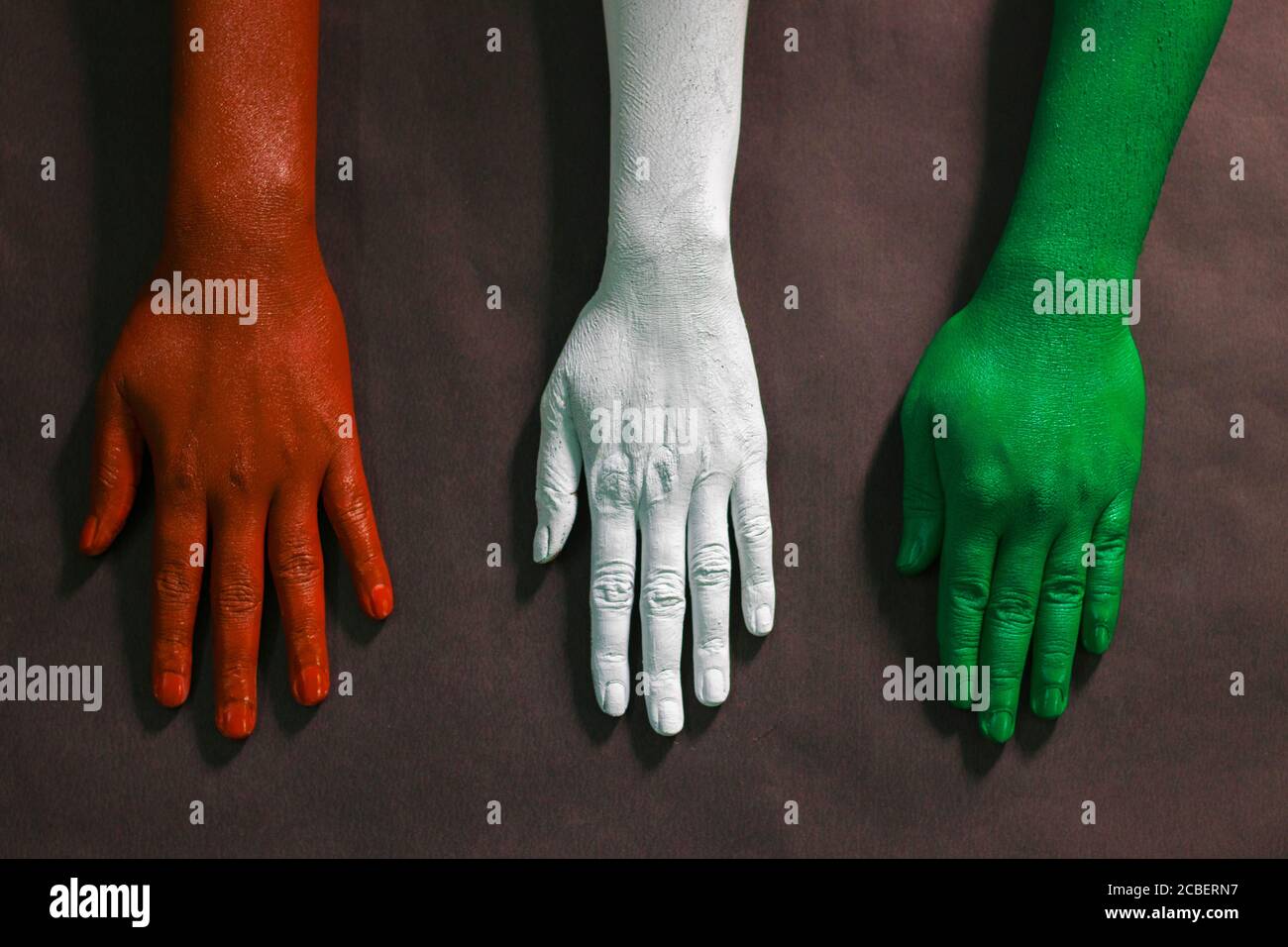 Tre mani sono dipinte con tre colori, zafferano, bianco e verde per rappresentare tricolore bandiera nazionale indiana.15 agosto giorno di indipendenza India. Foto Stock