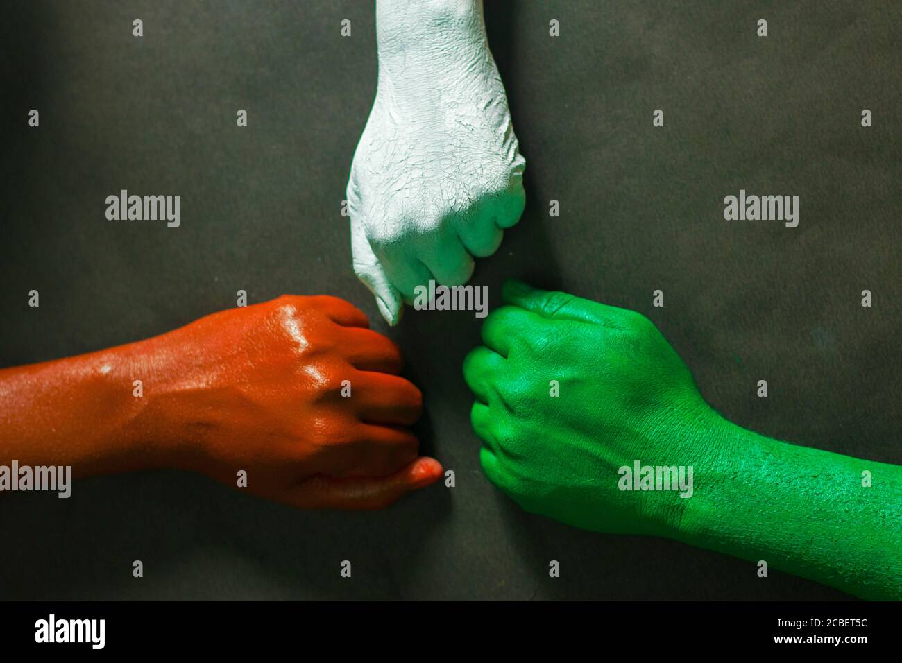 Tre mani sono dipinte con tre colori, zafferano, bianco e verde per rappresentare tricolore bandiera nazionale indiana.15 agosto giorno di indipendenza India. Foto Stock