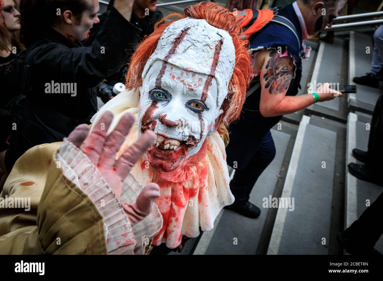 Clown zombie vestito come Pennywise da 'IT'. World Zombie Day Walk  partecipanti come zombie in costumi a piedi attraverso Londra, Inghilterra,  Regno Unito Foto stock - Alamy