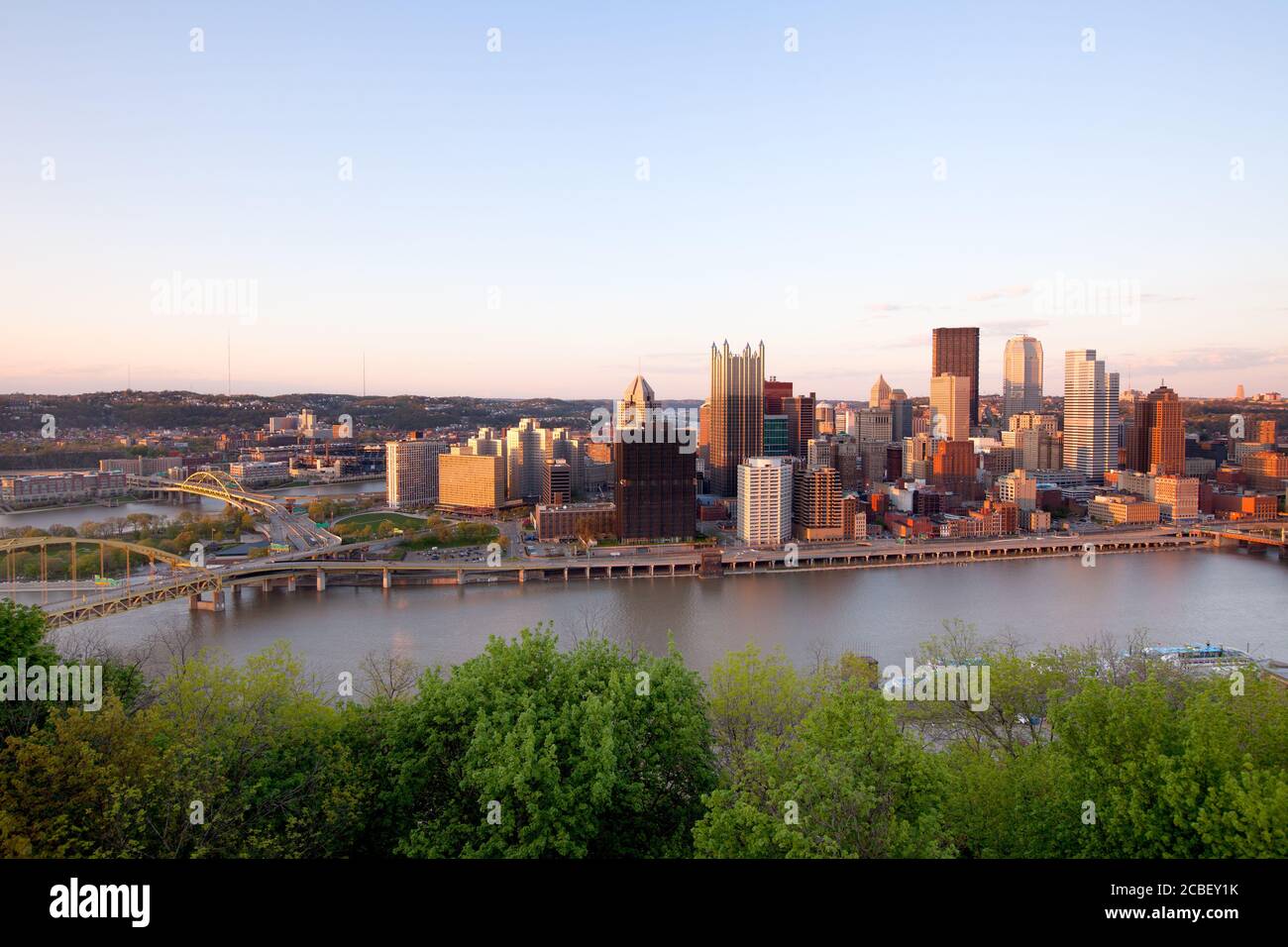 Vista panoramica del centro di Pittsburgh al tramonto, Pennsylvania, Stati Uniti Foto Stock