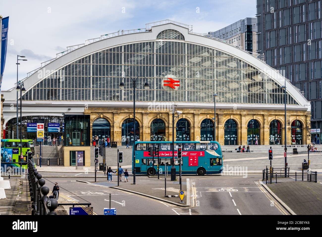 Liverpool Lime Street Station, inaugurato nel 1836, è il più antico architetto della stazione di Grand Terminus al mondo John Cunningham, Arthur Holme e John Foster Jr. Foto Stock