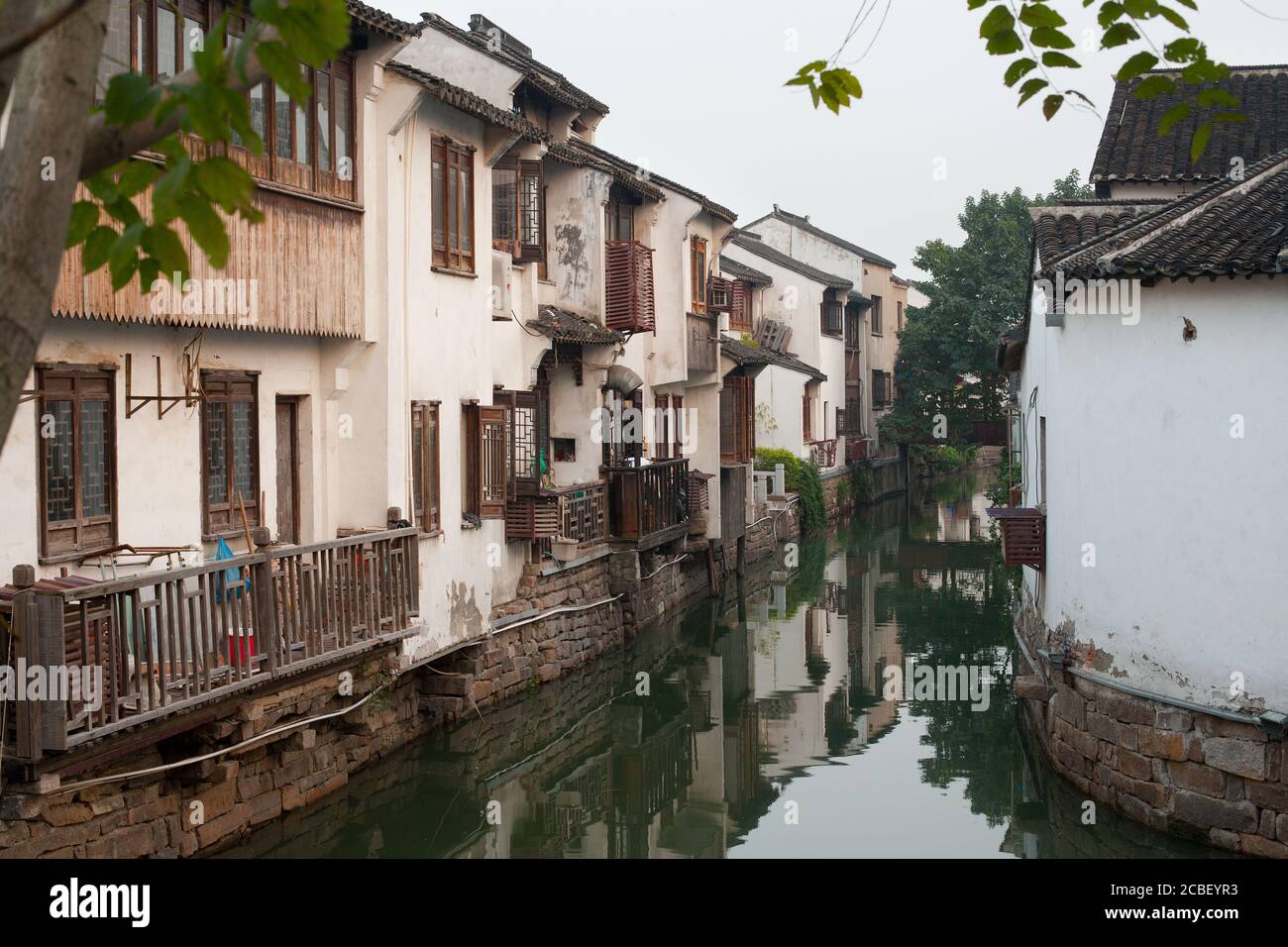 Case tradizionali e canal a Suzhou, provincia dello Jiangsu, Cina Foto Stock