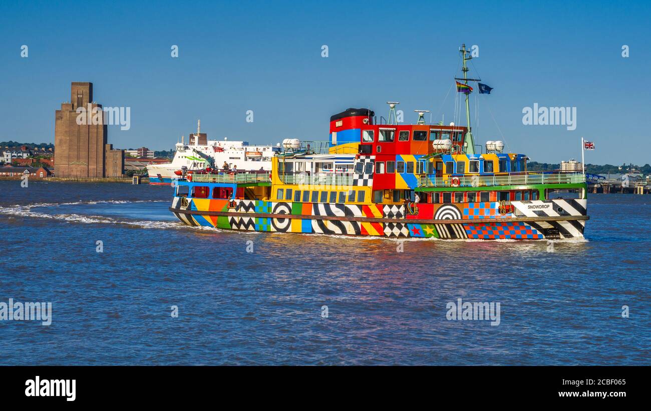 Il Mersey Ferry Snowdrop arriva al Pier Head Liverpool da Seacombe Birkenhead. Schema di pittura dell'artista Peter Blake chiamato Everybody Razzle Dazzle. Foto Stock
