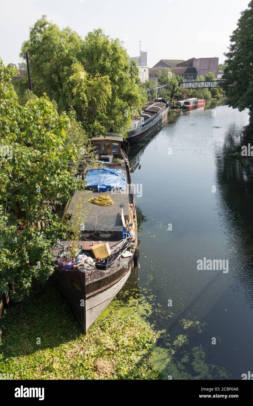 Una chiatta olandese e case galleggianti sul Canal Grand Union vicino a Brentford Dock, Brentford, Middlesex, Regno Unito Foto Stock