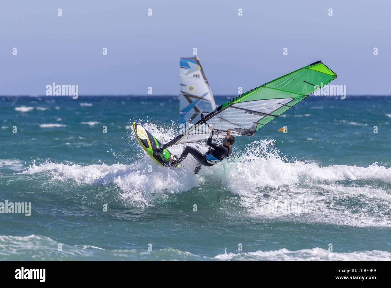 Windsurf in una giornata ventosa in Costa Brava di Spagna. 08. 13. 2020 Spagna, città Palamos Foto Stock