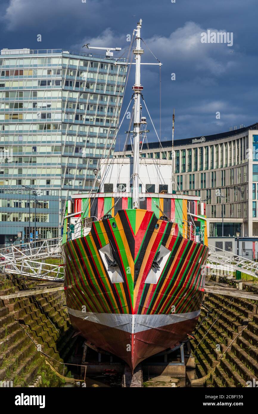 Liverpool Dazzle Ship Edmund Gardner - Dazzle Paint Scheme on La storica nave pilota Edmund Gardner a Dry Dock Liverpool - artista Carlos Cruz-Diez Foto Stock