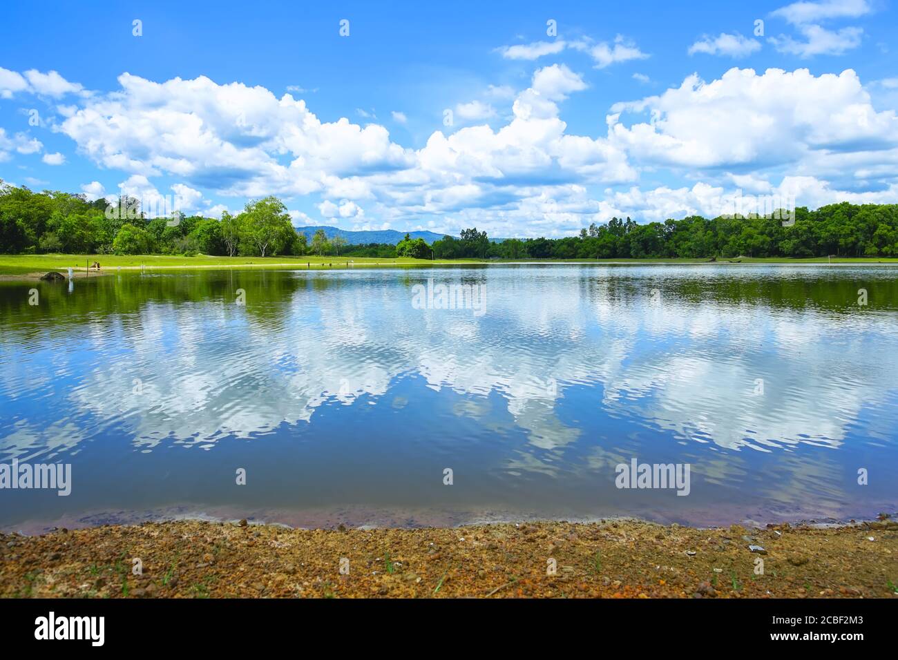 Bellissimo paesaggio di Klong Sai Reservoir nella provincia di SA Kaeo, Thailandia. Foto Stock