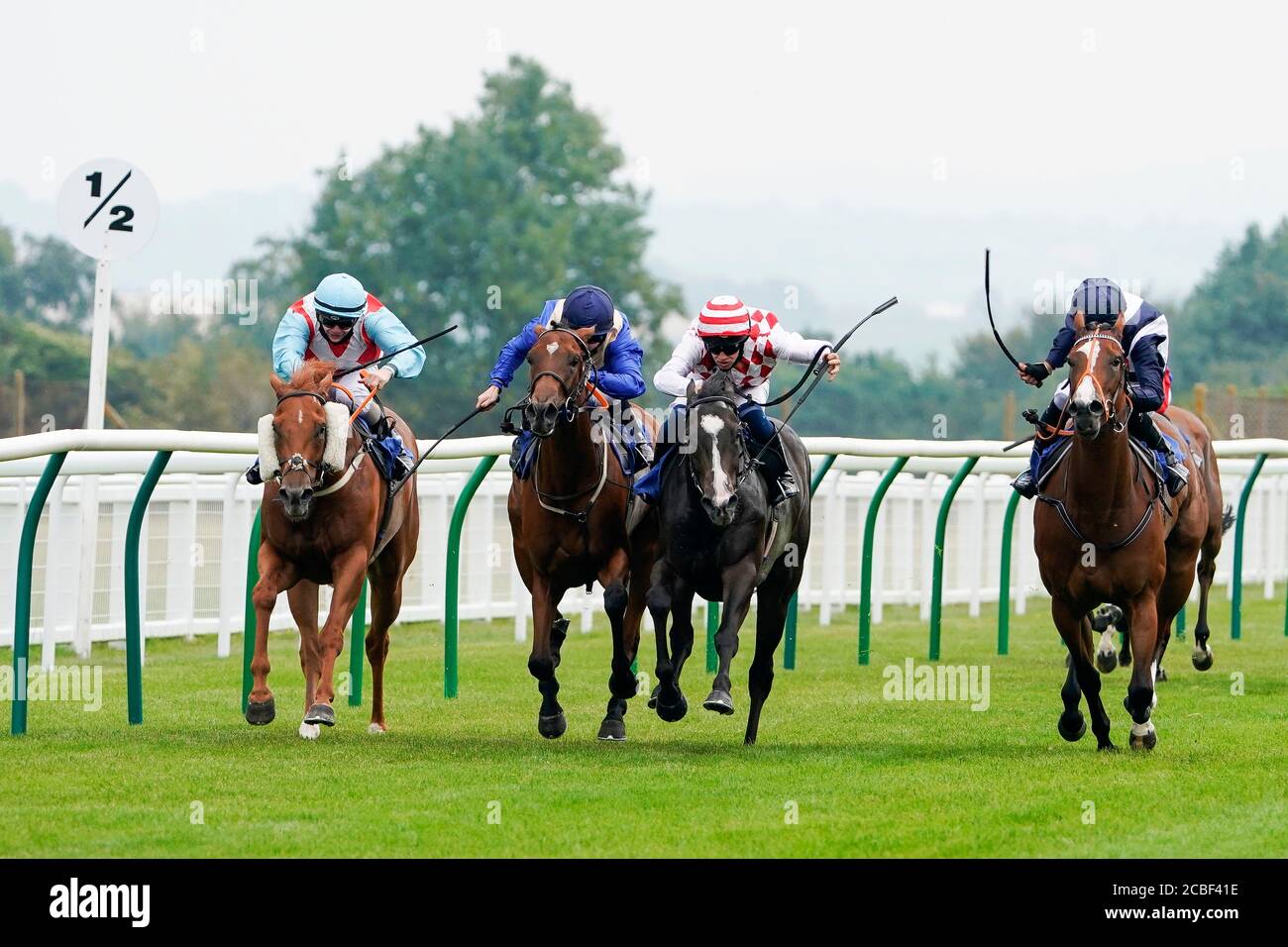George Rooke riding Amazon Princess (2° a destra) vince il WhiteParish handicap all'ippodromo di Salisbury, Wiltshire. Foto Stock
