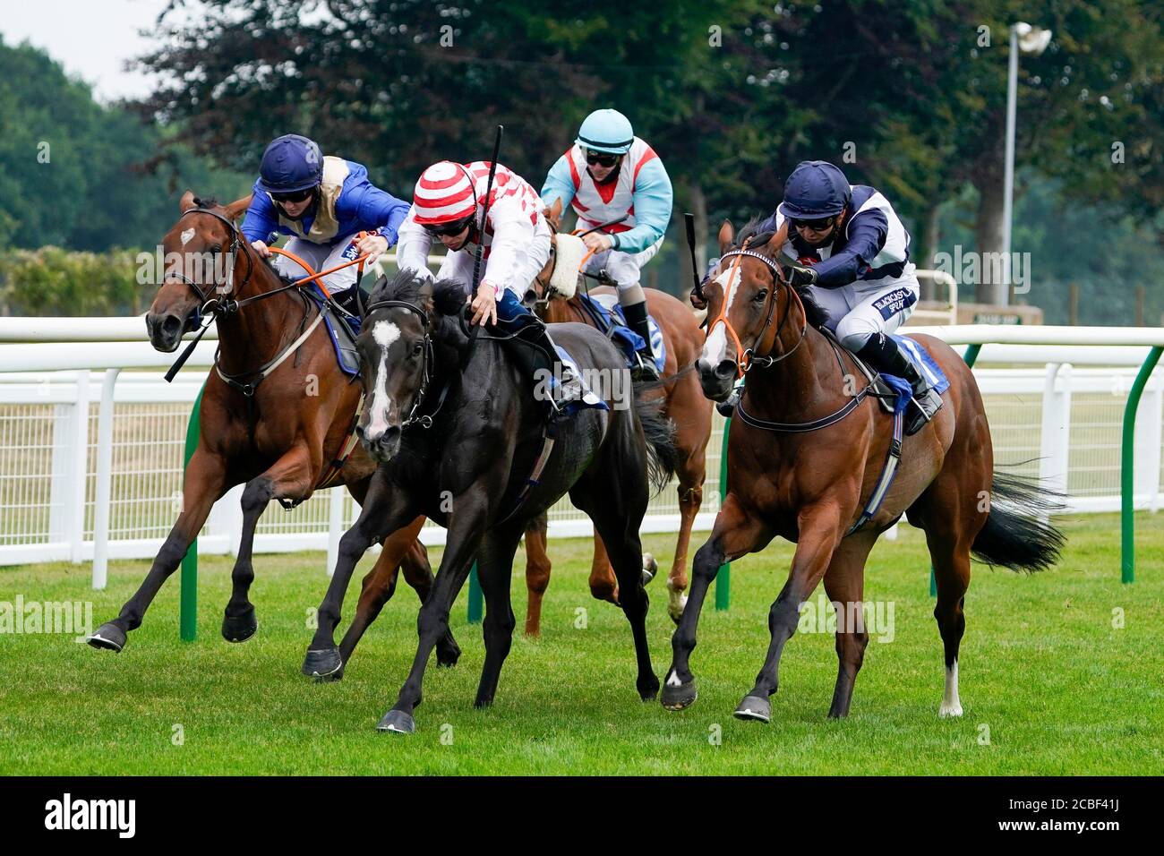 George Rooke Riding Amazon Princess (al centro) vince il WhiteParish handicap all'ippodromo di Salisbury, Wiltshire. Foto Stock
