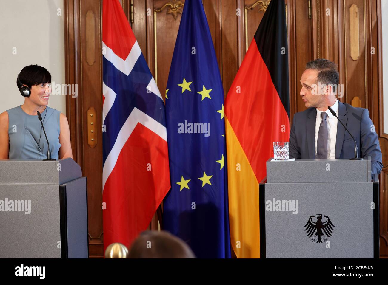 Berlino, Germania. 13 Agosto 2020. Heiko Maas (r), ministro degli Affari esteri tedesco, e il suo omologo norvegese Ine Marie Eriksen Soreide tengono una conferenza stampa congiunta in relazione alla pandemia del coronavirus nella guest house del ministero degli Affari Esteri di Villa Borsig. Credit: Fabrizio Bensch/Reuters Pool/dpa/Alamy Live News Foto Stock