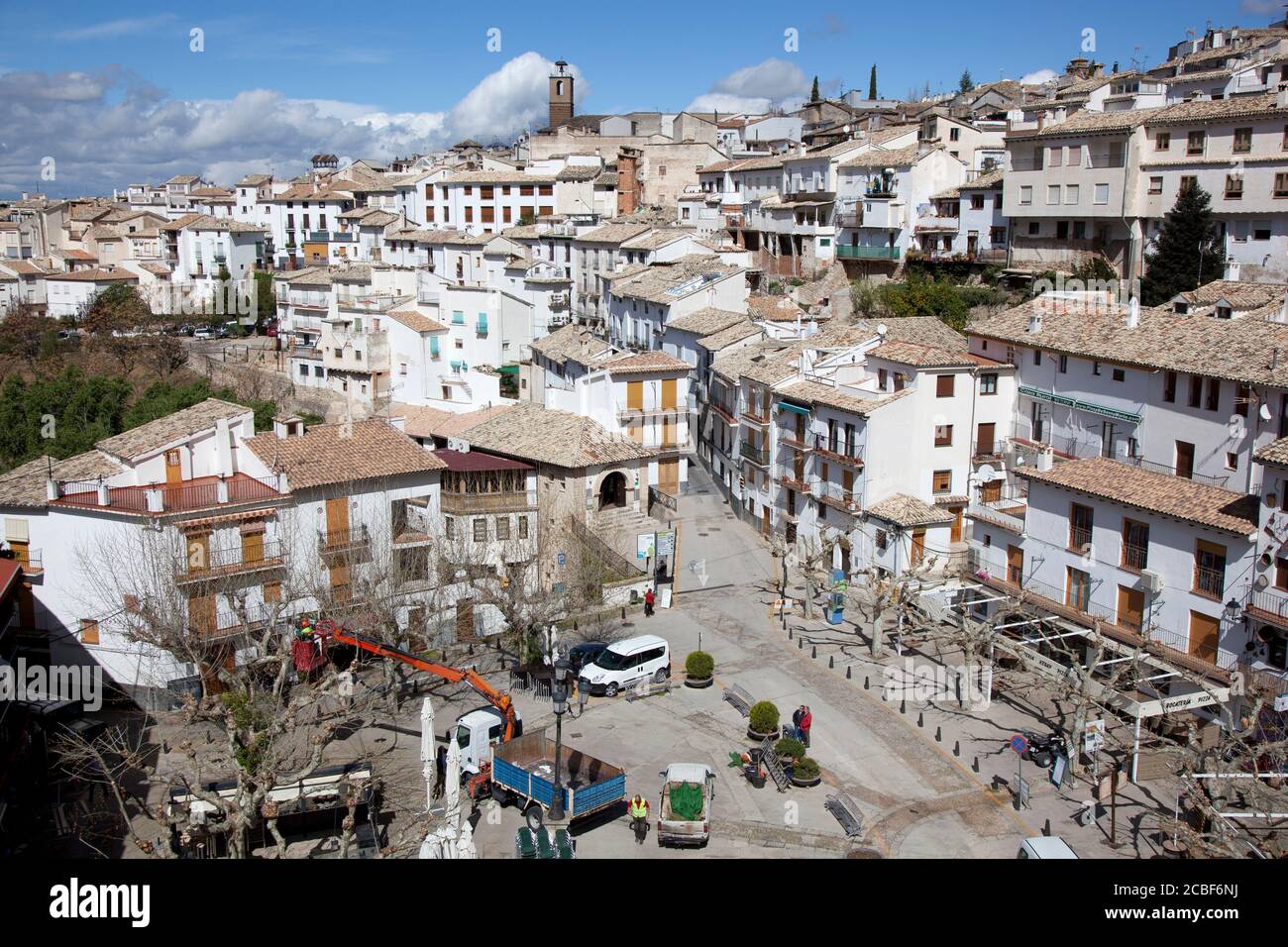 Vista elevata della città di montagna di Cazorla in Spagna Con potatura di alberi nella vecchia Plaza Santa Maria Foto Stock