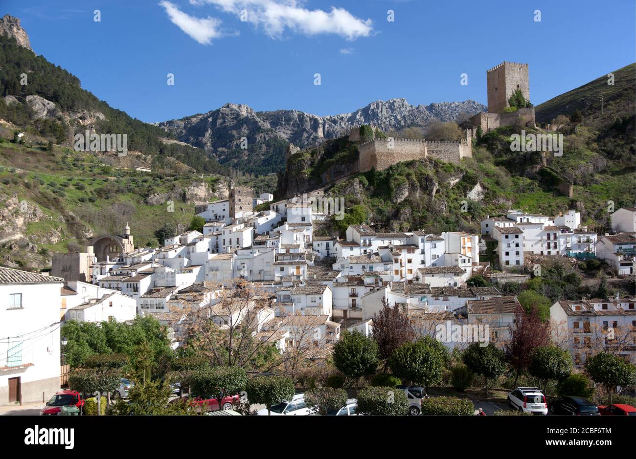 La città spagnola di Cazorla con il suo Castillo de la Yedra, case bianche e sfondo montuoso. Foto Stock