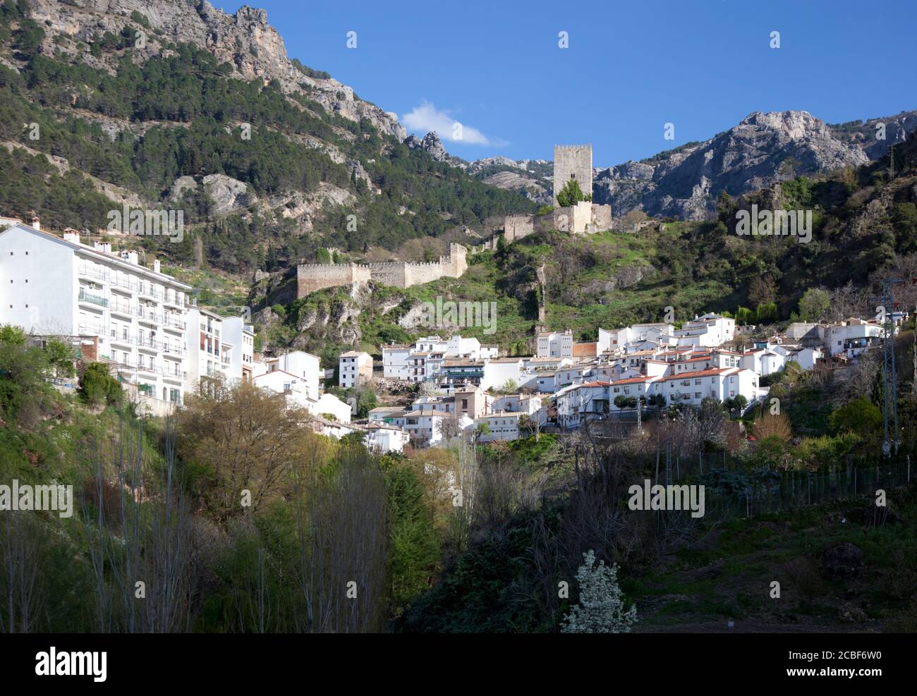 La città spagnola di Cazorla con il suo Castillo de la Yedra, case bianche e sfondo montuoso. Foto Stock