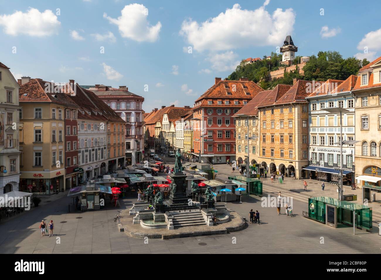 Graz, Austria : 10 agosto 2020 : vista dal municipio alla piazza principale graz chiamato Grazer hauptplatz con la collina di schlossberg e la torre dell'orologio Foto Stock