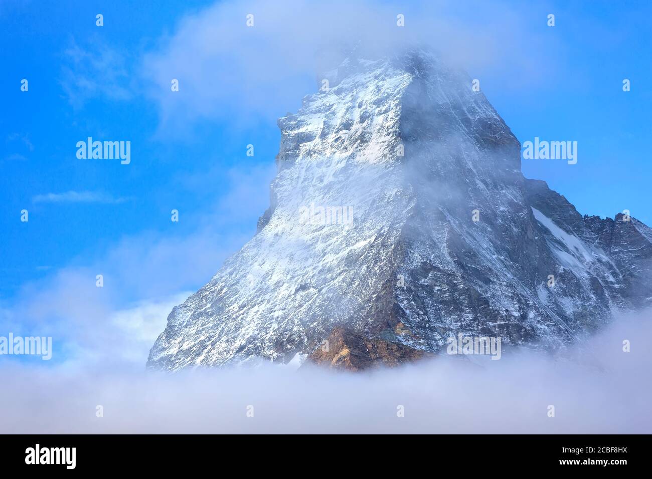 Monte neve Monte Cervino picco tra le nuvole, primo piano, Zermatt, Svizzera, Alpi svizzere Foto Stock