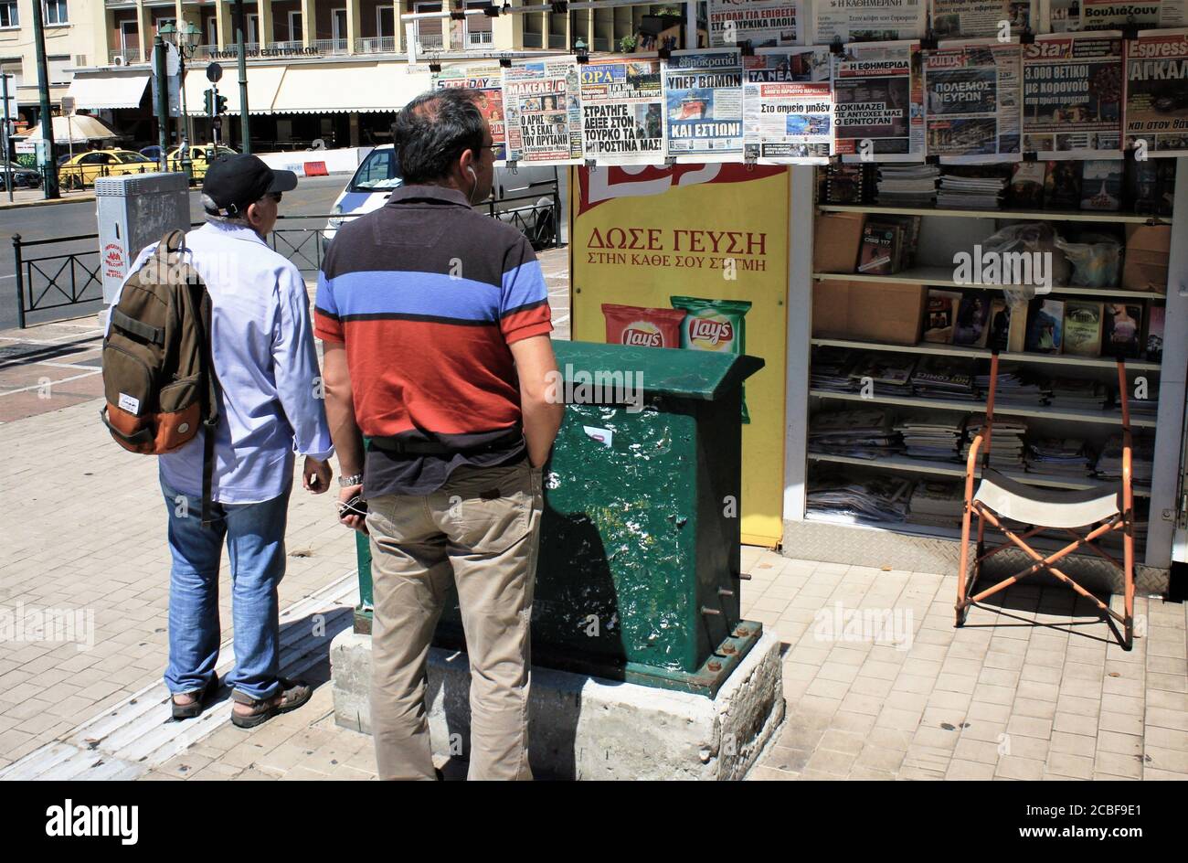 Grecia, Atene, 11 2020 agosto - la lettura delle notizie presso un chiosco stampa nel centro di Atene, in una giornata di forte tensione tra Grecia e Turchia, Foto Stock
