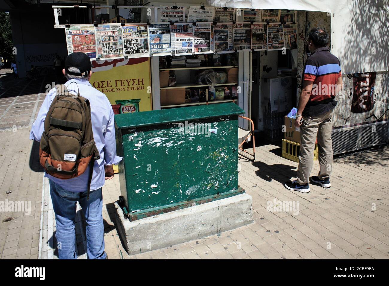 Grecia, Atene, 11 2020 agosto - la lettura delle notizie presso un chiosco stampa nel centro di Atene, in una giornata di forte tensione tra Grecia e Turchia, Foto Stock