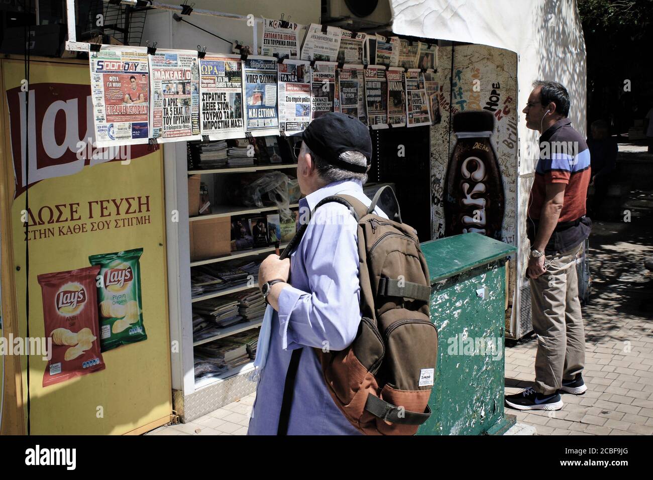 Grecia, Atene, 11 2020 agosto - la lettura delle notizie presso un chiosco stampa nel centro di Atene, in una giornata di forte tensione tra Grecia e Turchia, Foto Stock