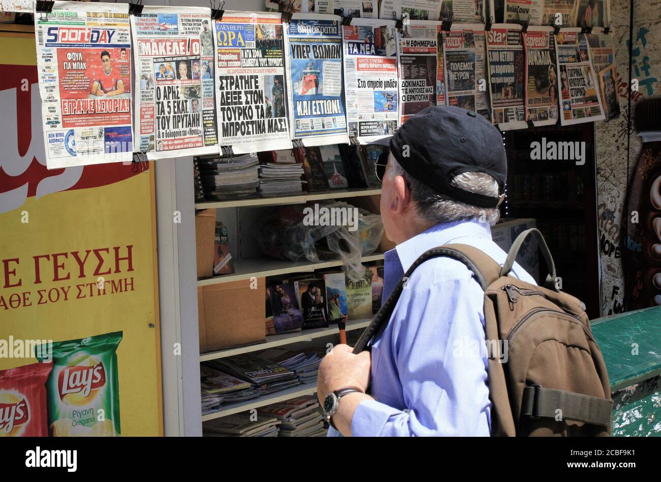 Grecia, Atene, 11 2020 agosto - la lettura delle notizie presso un chiosco stampa nel centro di Atene, in una giornata di forte tensione tra Grecia e Turchia, Foto Stock