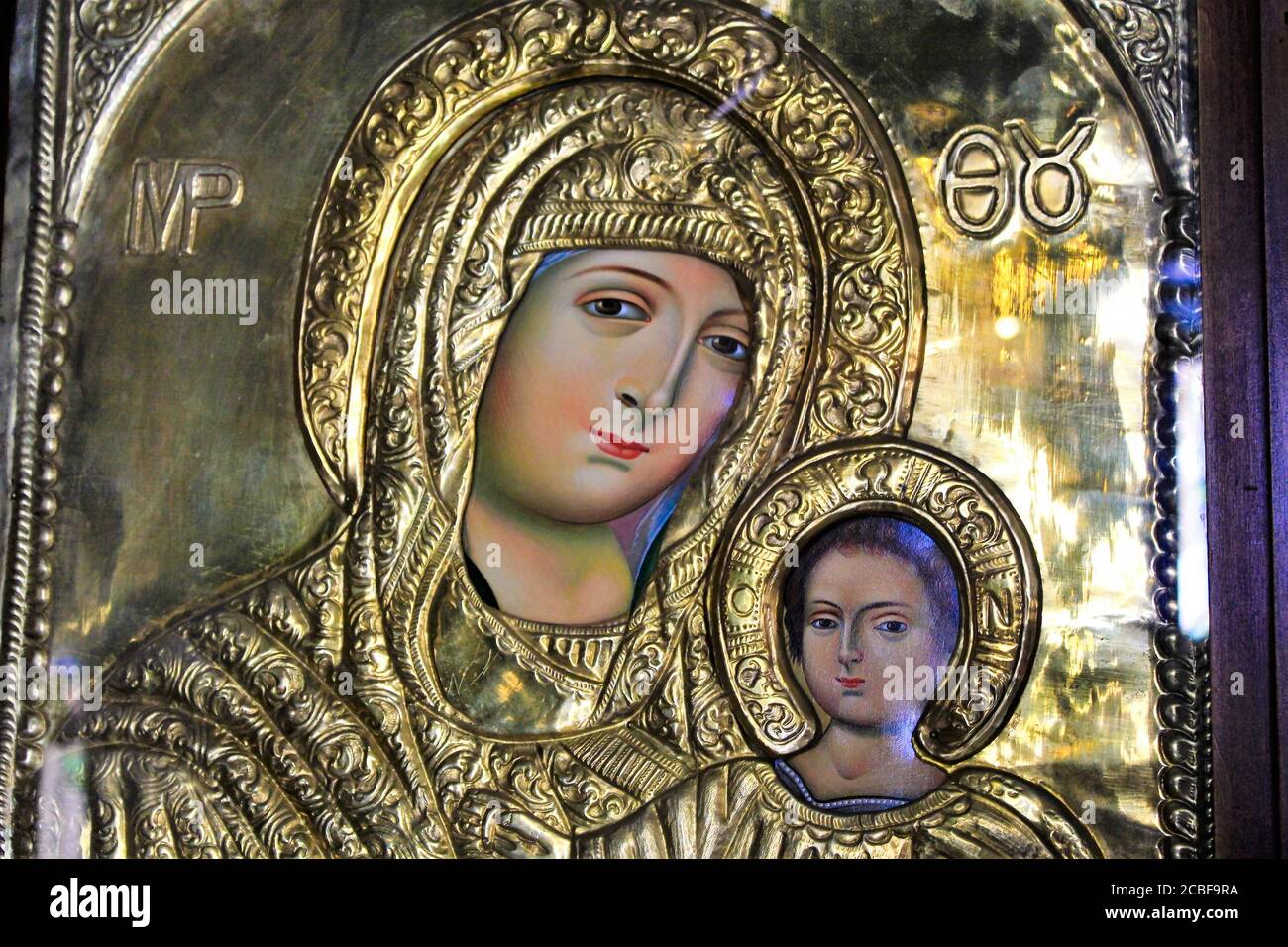 Grecia, Atene, 11 2020 agosto - icona della Vergine Maria con Gesù Cristo, artigianale e coperto d'oro, all'interno di una chiesa cristiana ortodossa. Foto Stock