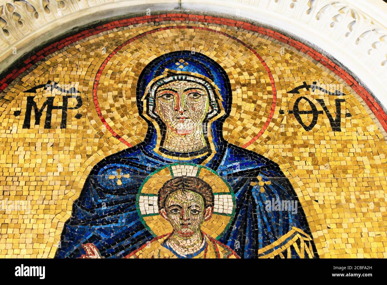 Grecia, Atene, 11 2020 agosto - Mosaico che mostra la Vergine Maria con Gesù Cristo all'interno di una chiesa cristiana ortodossa. Foto Stock