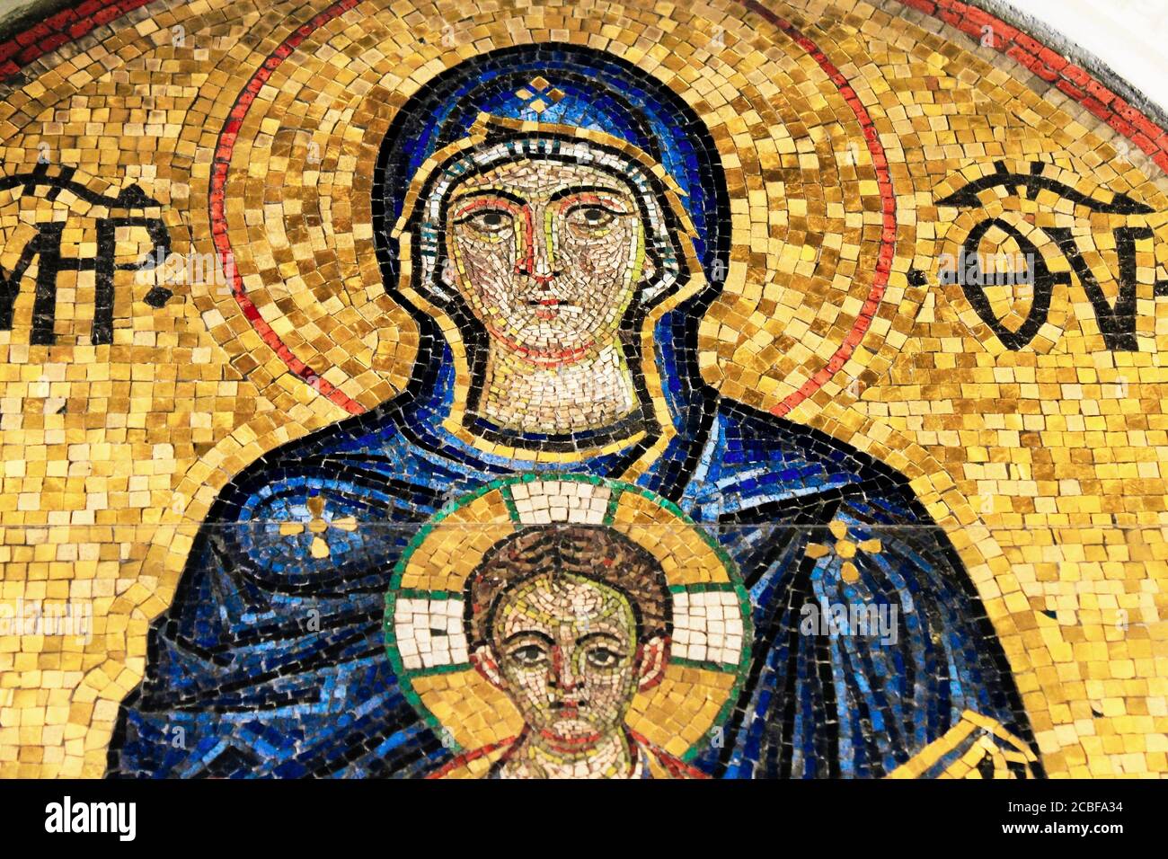 Grecia, Atene, 11 2020 agosto - Mosaico che mostra la Vergine Maria con Gesù Cristo all'interno di una chiesa cristiana ortodossa. Foto Stock
