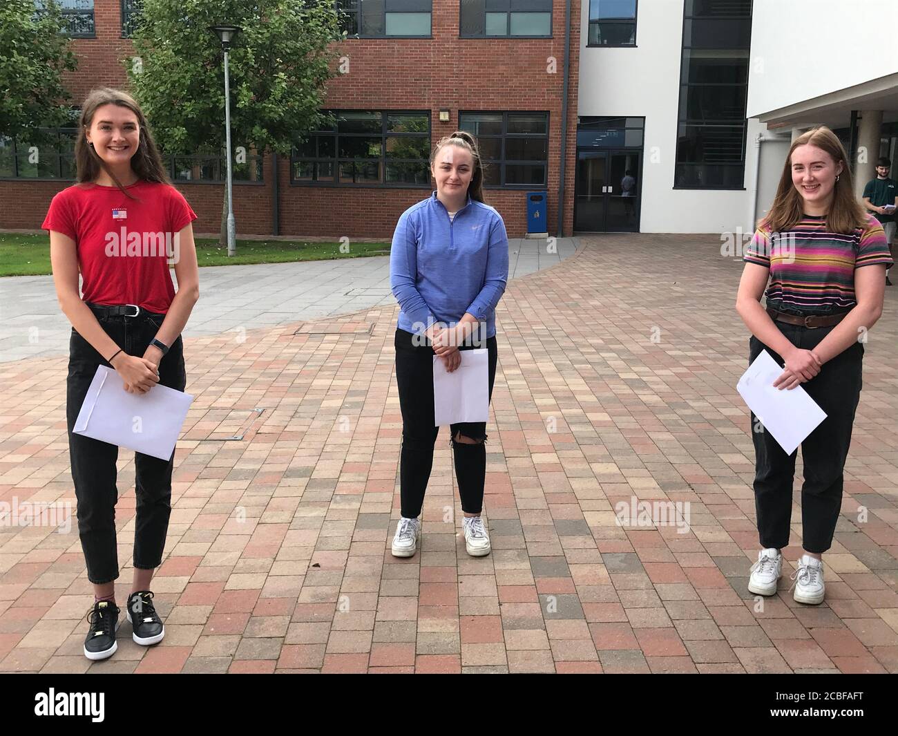 RITRASMESSO CORRECTING BY-LINE (da sinistra a destra) Maria McCann, Hannah toner e Fionnula Murtagh ricevono i loro risultati DI LIVELLO A al nostro Lady e St Patrick College, Knock. Foto Stock