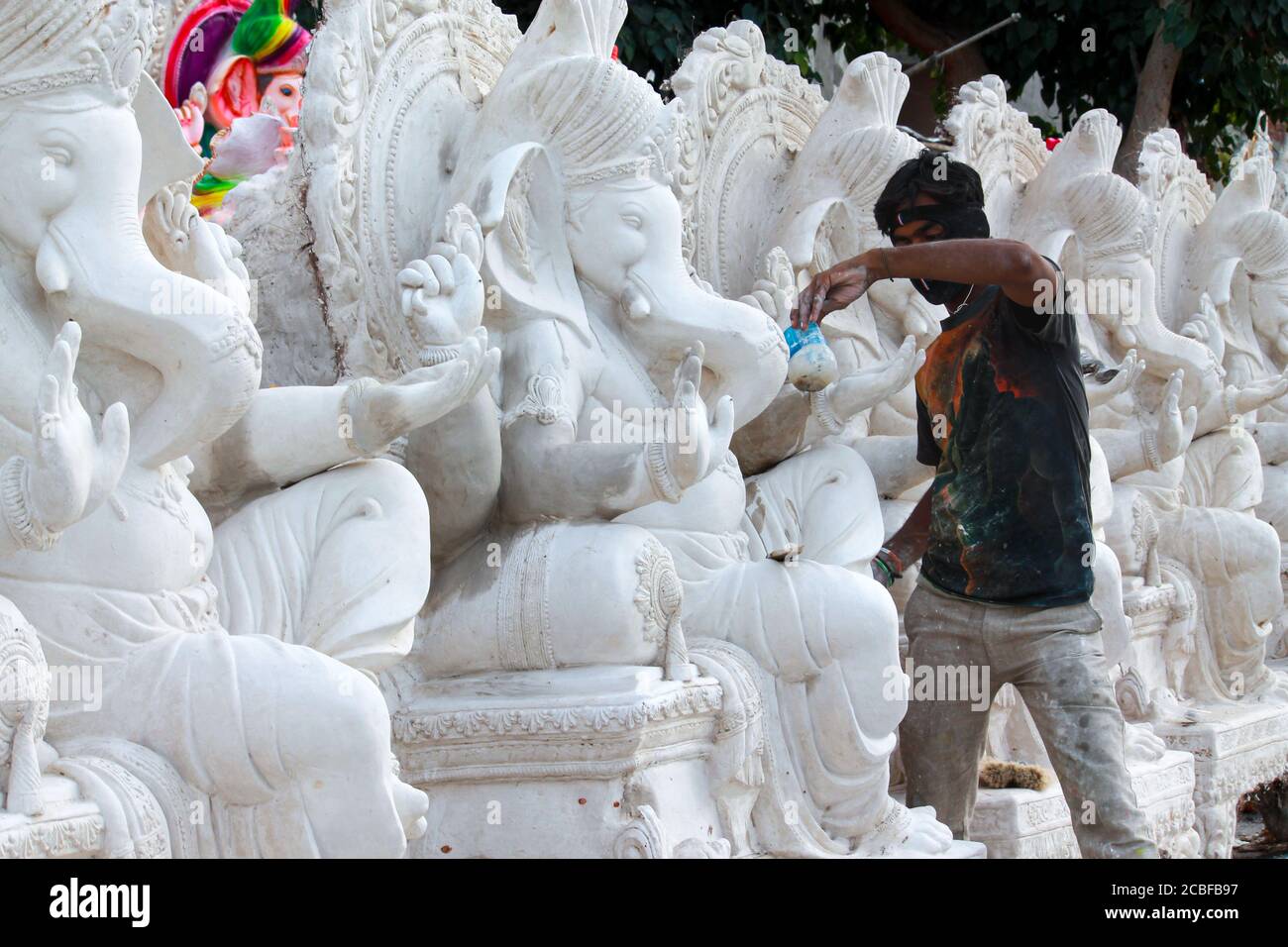 Artisti locali che fanno la statua del dio Ganesha usando Plaster di peris per la preparazione dell'occasione religiosa ganesh chaturthi Foto Stock