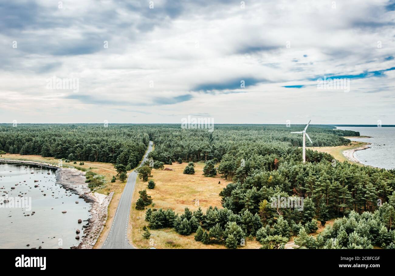 Paesaggio forestale e costiero con turbina eolica, isola di Hiiumaa, Estonia, Europa, Mar Baltico, vista dal faro di Tahkuna Foto Stock
