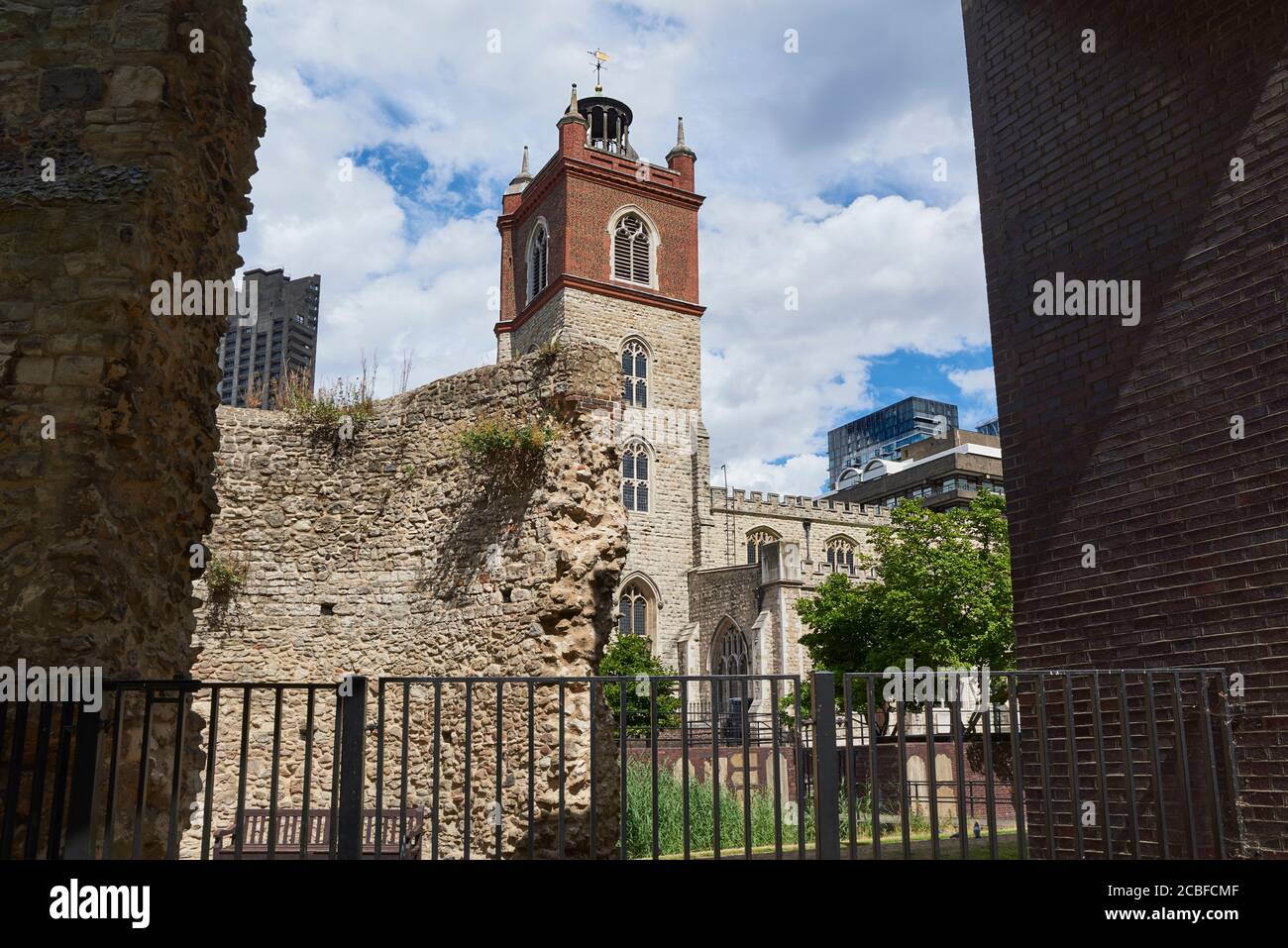 Chiesa di St Giles-Without-Cripplegate dal Muro di Londra, nel Barbican, città di Londra Regno Unito Foto Stock