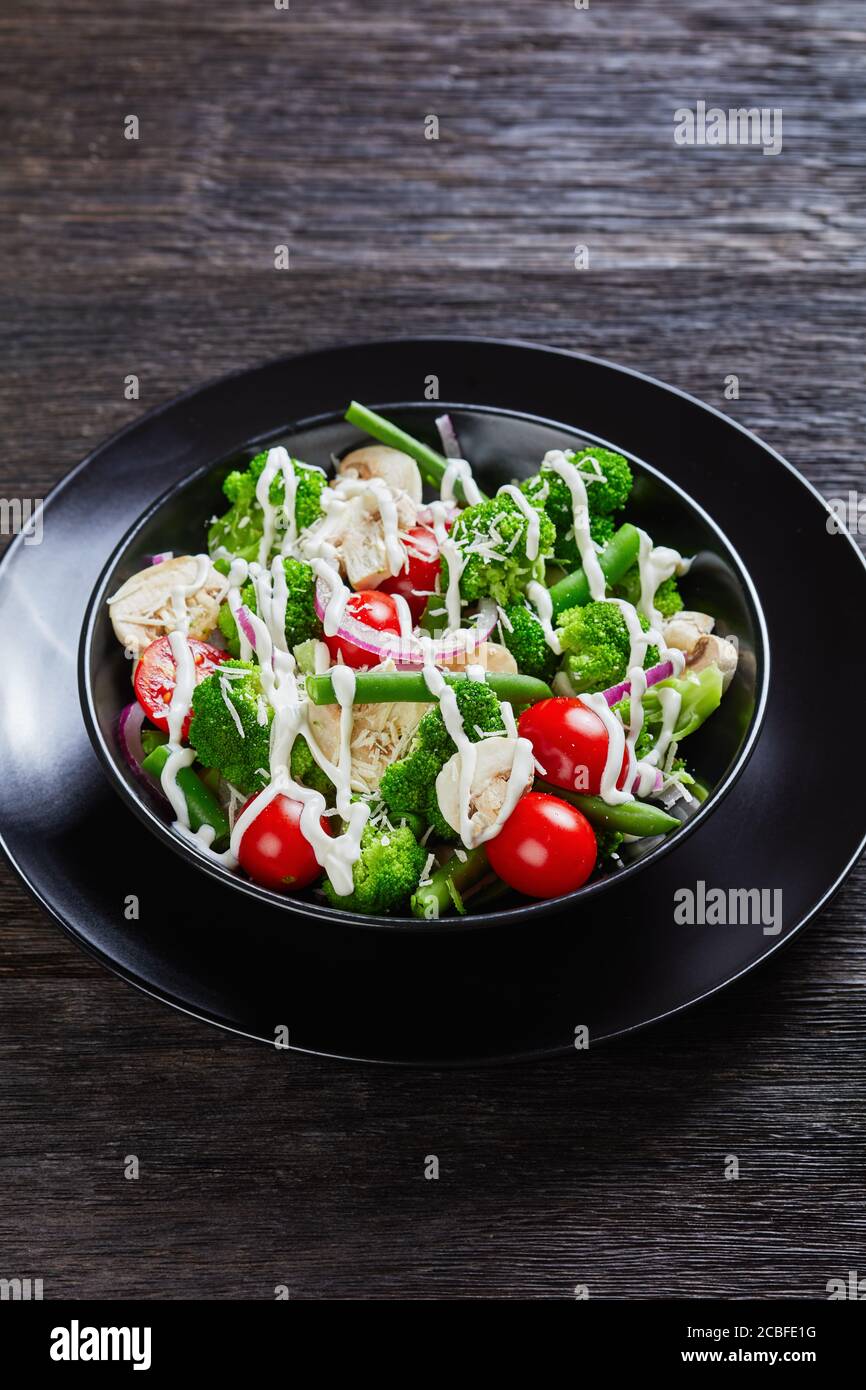 insalata vegetariana di fiori di broccoli, fagioli verdi ...