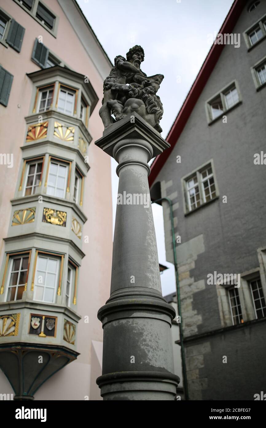 Statua in pietra di Samson con la mano nella bocca di un leone in cima alla Fontana di Limmatquai, Zurigo Foto Stock
