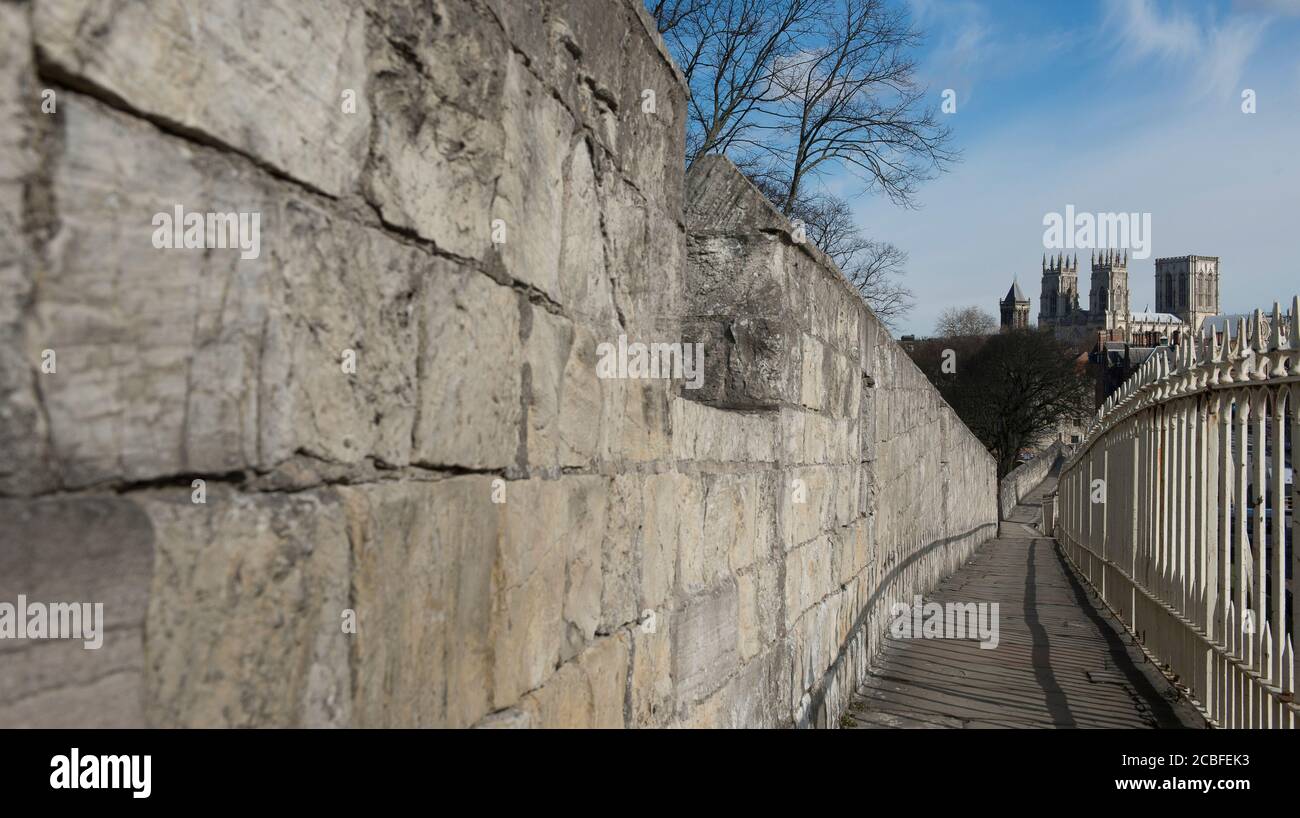 Vuoto tratto delle storiche mura di York City, con York Minster in lontananza, York, Inghilterra. Foto Stock